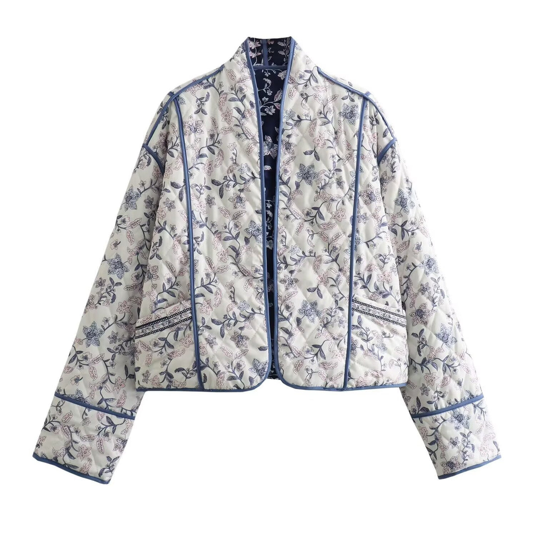Damen gesteppte Kimono-Jacke mit floralem Allover‑Muster und kontrastierender Paspelierung Echo Archiv