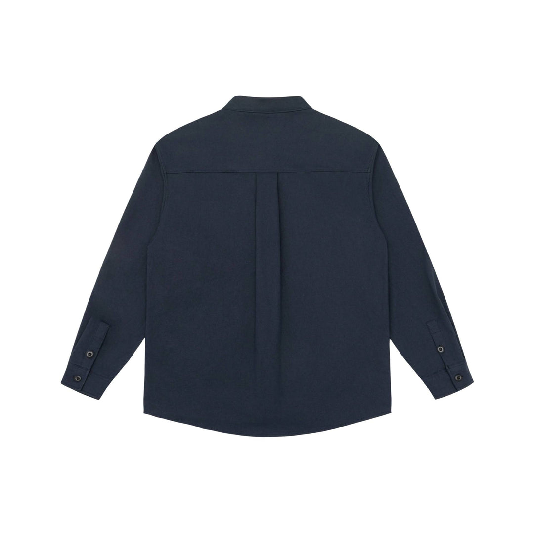 Unisex Hemdjacke mit Stehkragen, verdeckter Knopfleiste und aufgesetzten Brusttaschen Echoarchiv