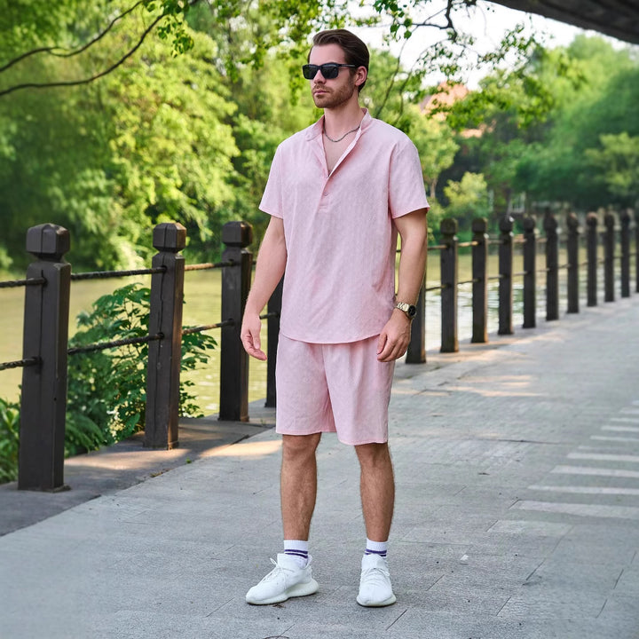 Herren lässiges Sommer Outfit mit Kurzarmhemd und Shorts Echoarchiv