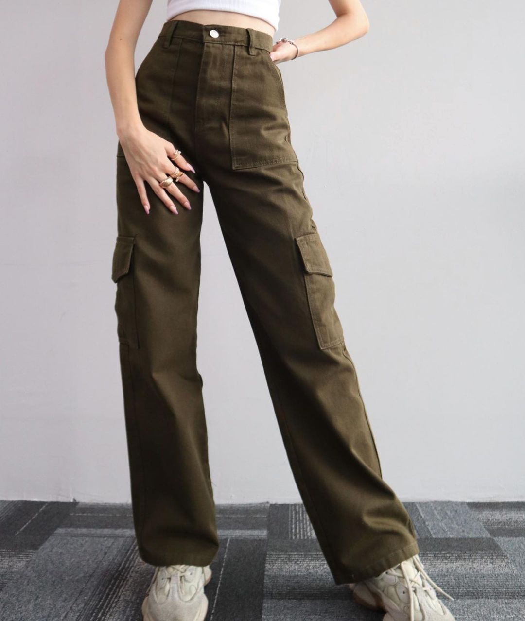 Damen Cargohose mit hoher Taille, geradem Bein und aufgesetzten Pattentaschen Echoarchiv