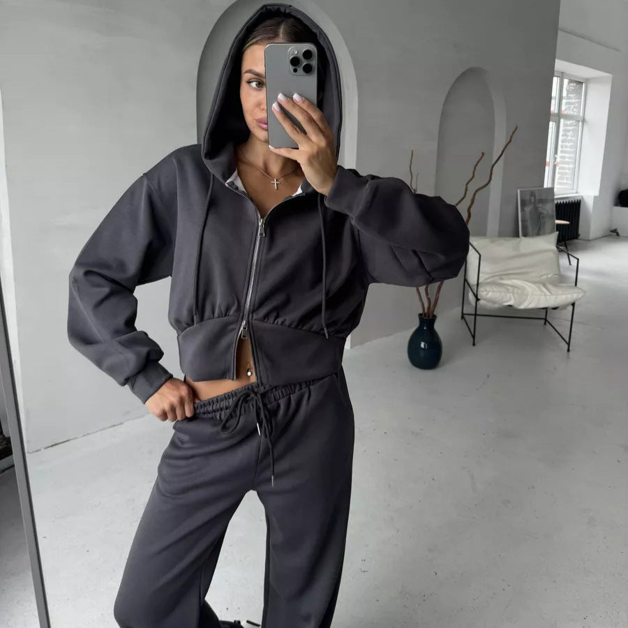 Damen Zweiteiliges Loungewear-Set mit gekürzter Zip-Kapuzenjacke und weitem High‑Waist Jogginghose – Élanora