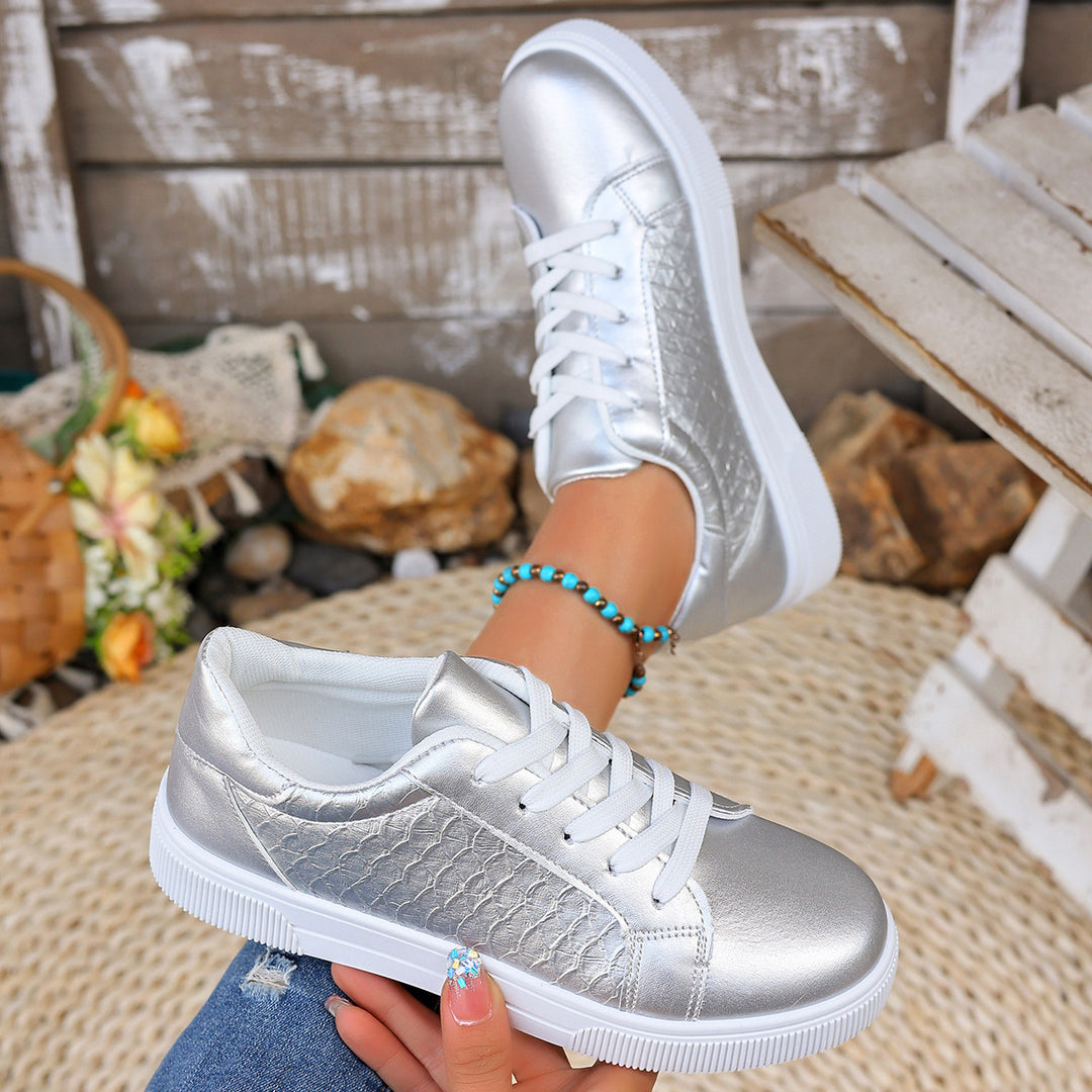 Damen Flache Sneaker mit Metallic‑Finish und geprägter Seitenstruktur Echo Archiv