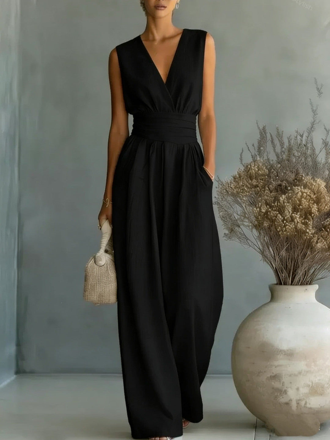 Echoarchiv | Eleganter Ärmelloser Jumpsuit mit Tiefem V-Ausschnitt, Taillenbund und Weitem Bein