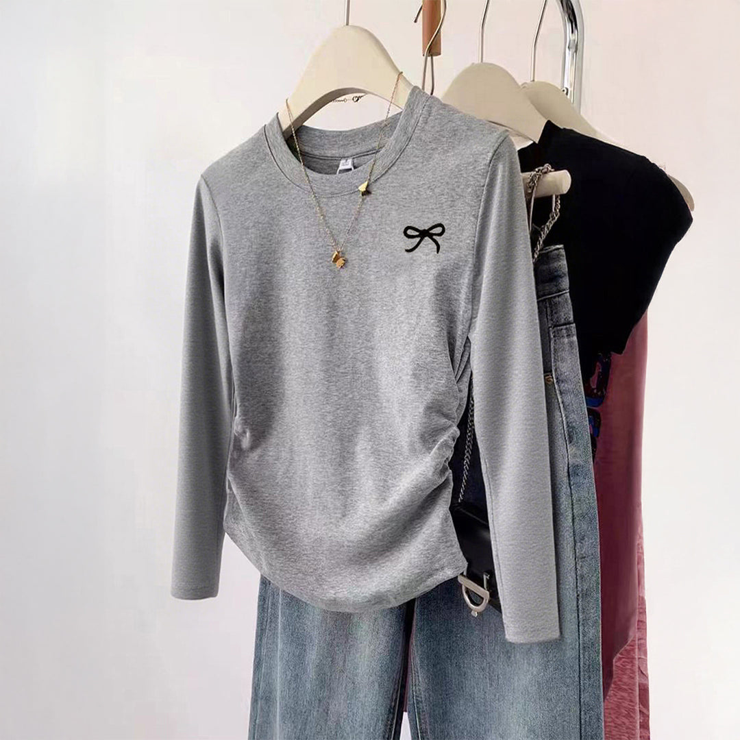 Damen gerüschtes Langarmshirt mit dezenter Schleifen-Stickerei und taillierter Drapierung – Maréline