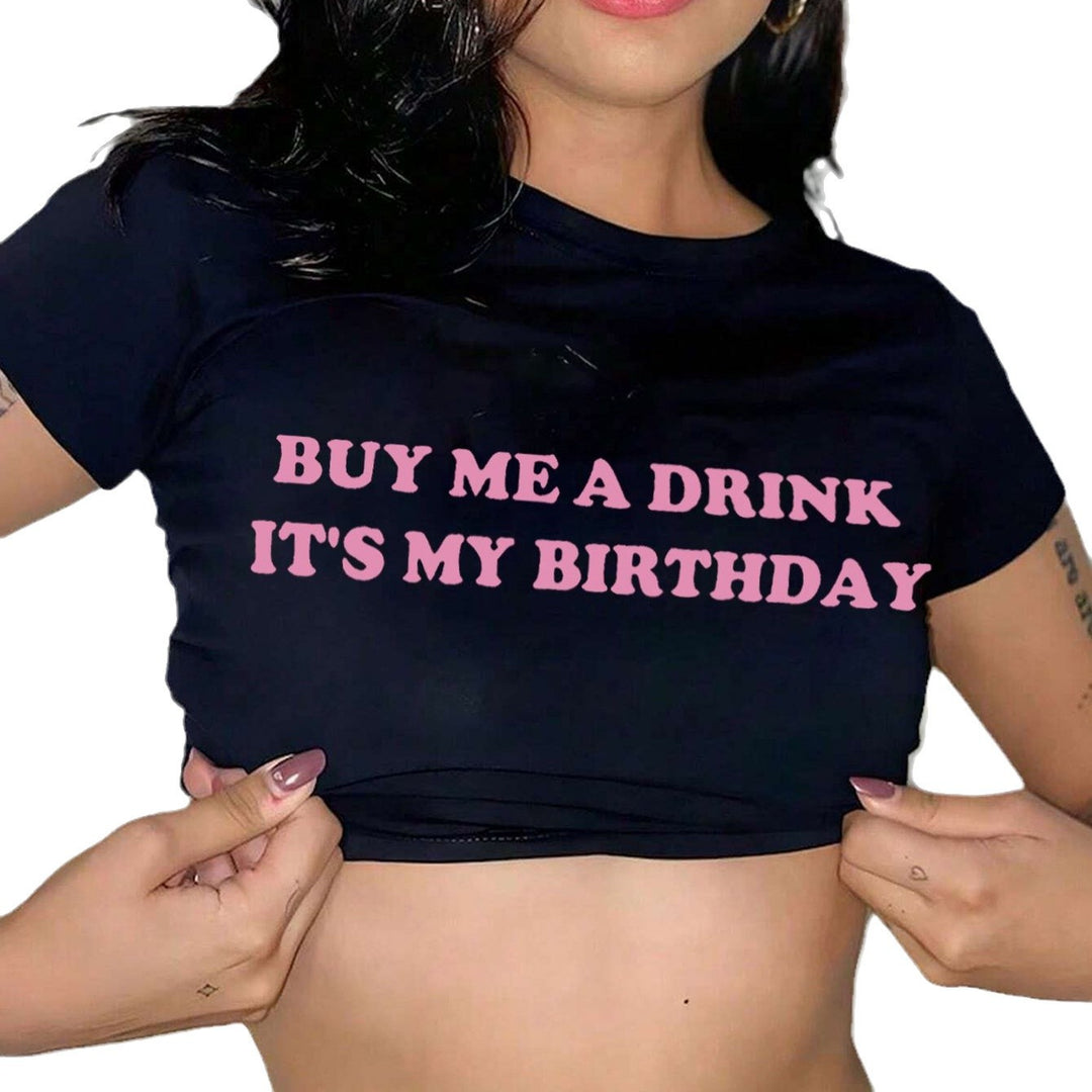 Damen Crop-T-Shirt mit witzigem Geburtstagsslogan und figurbetontem Schnitt Echo Archiv