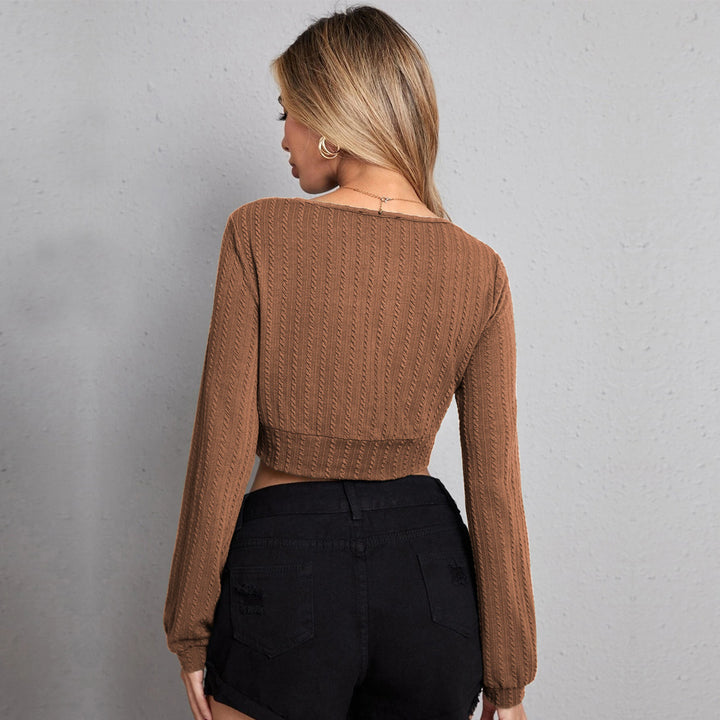 Damen gestricktes Cropped-Wickeltop mit V-Ausschnitt, taillierter Unterbrustnaht und Zopfmuster-Optik – Mavelle