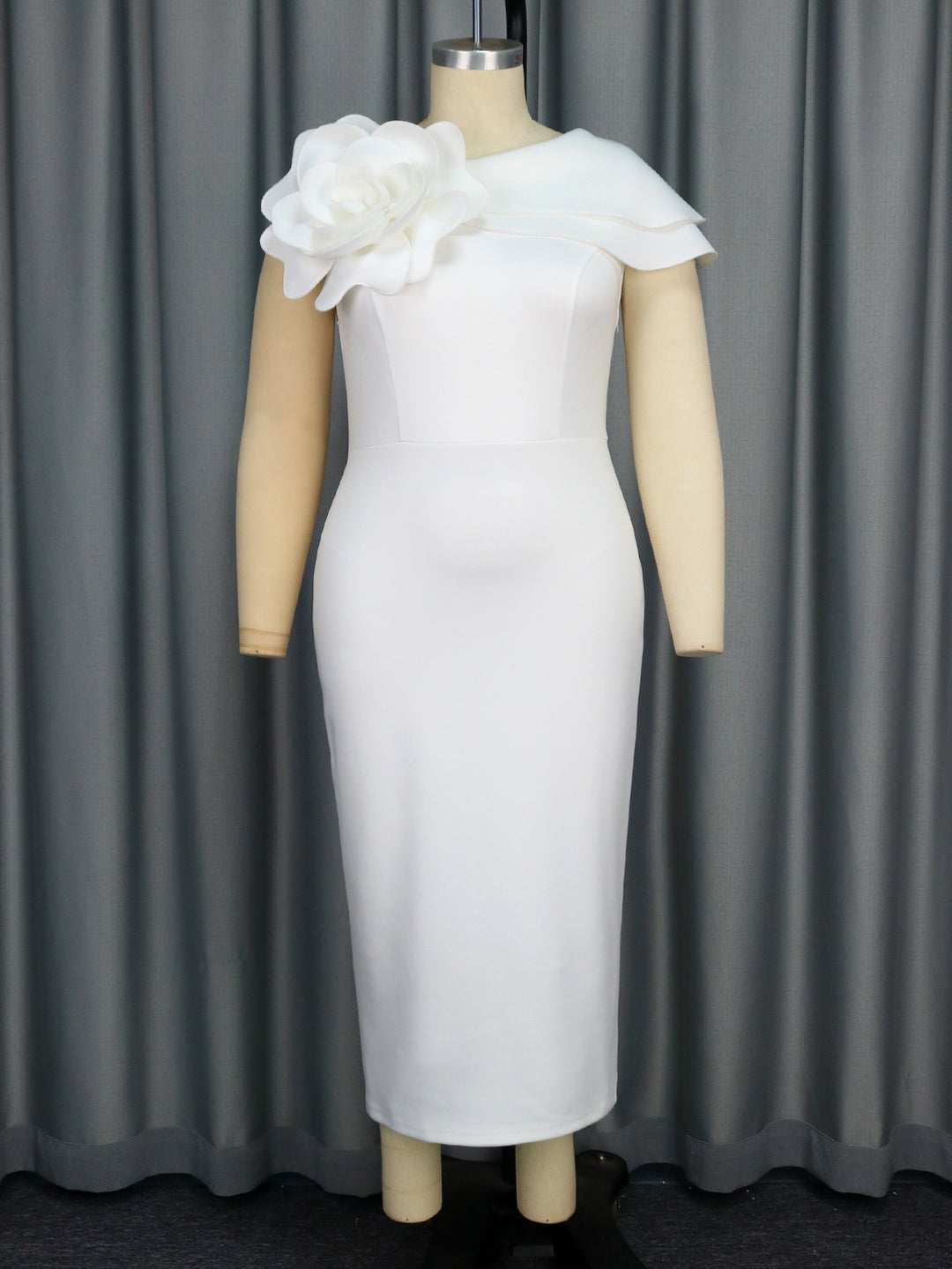 Damen figurbetontes Abendkleid mit 3D-Blumenapplikation Echo Archiv