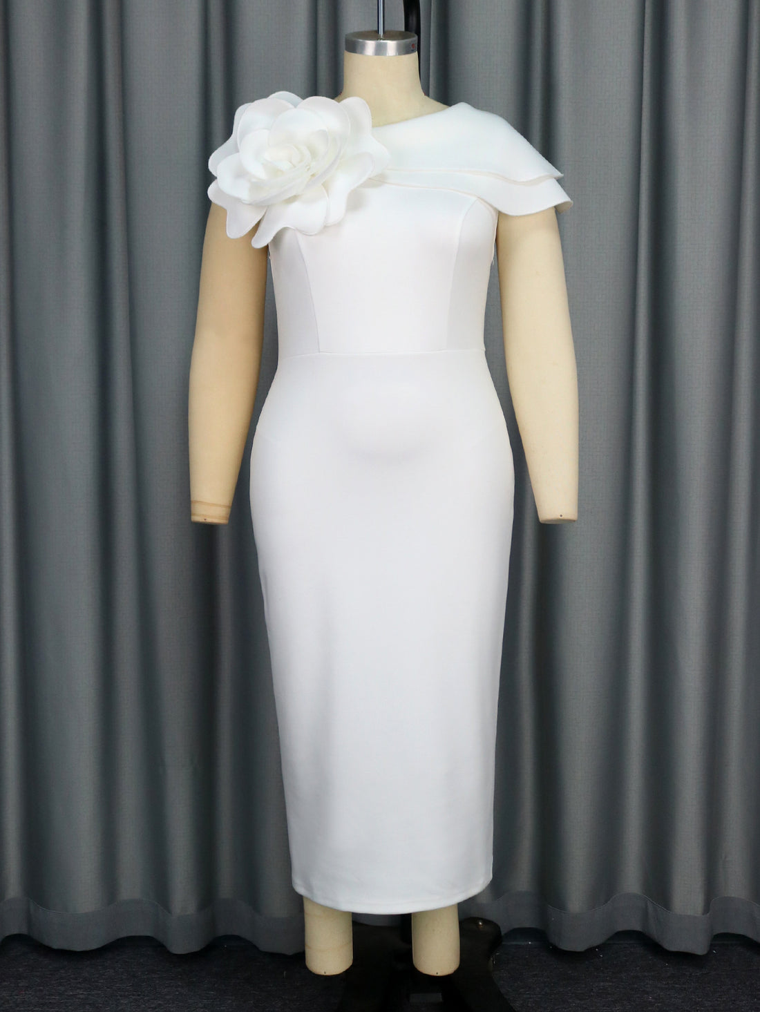 Damen figurbetontes Abendkleid mit 3D-Blumenapplikation – Élara