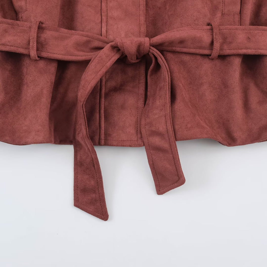 Damen Kurzjacke in Velours‑Optik mit hohem Funnelkragen, verdecktem Verschluss und Taillenbindegürtel Echoarchiv