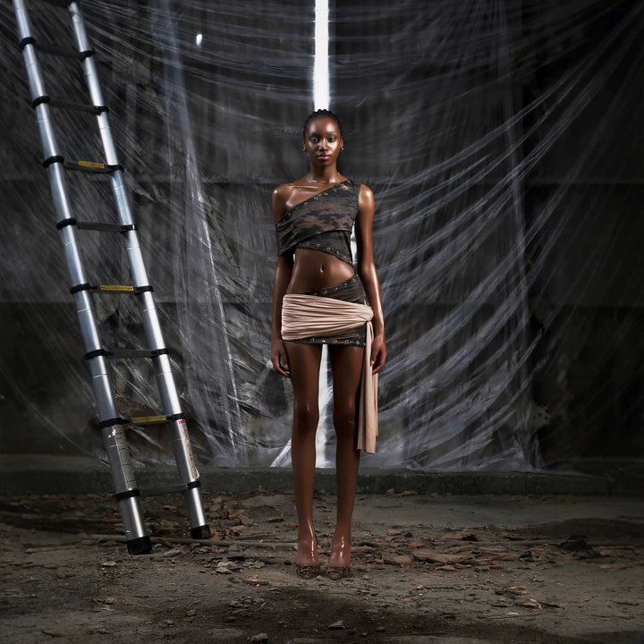 Damen Asymmetrisches Crop-Top mit ausgefallenem Schnitt und dekorativen Ösen Echo Archiv