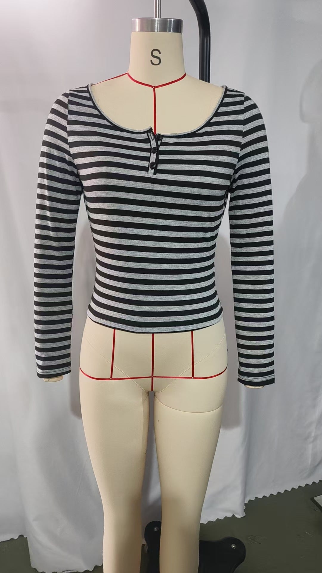 Damen nan tailliertes gestreiftes Langarmshirt mit tiefem Rundhalsausschnitt und dekorativer Knopfleiste Echo Archiv