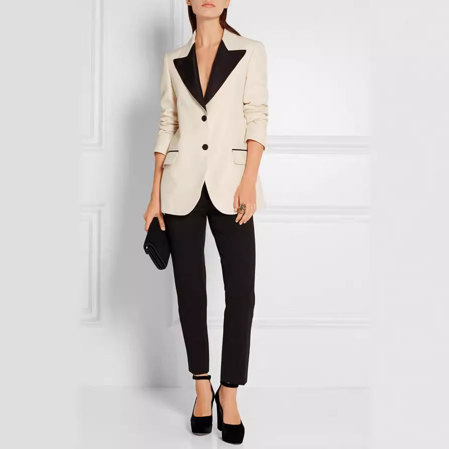 Damen Smokingsakko im Tailoring mit spitzem Schalkragen und kontrastiertem Reversbesatz Echoarchiv