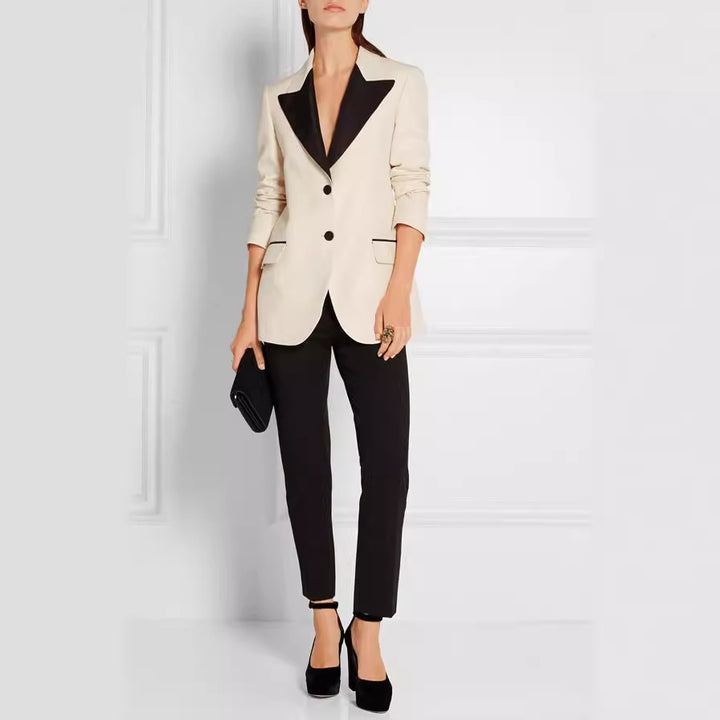 Damen Smokingsakko im Tailoring mit spitzem Schalkragen und kontrastiertem Reversbesatz Echoarchiv