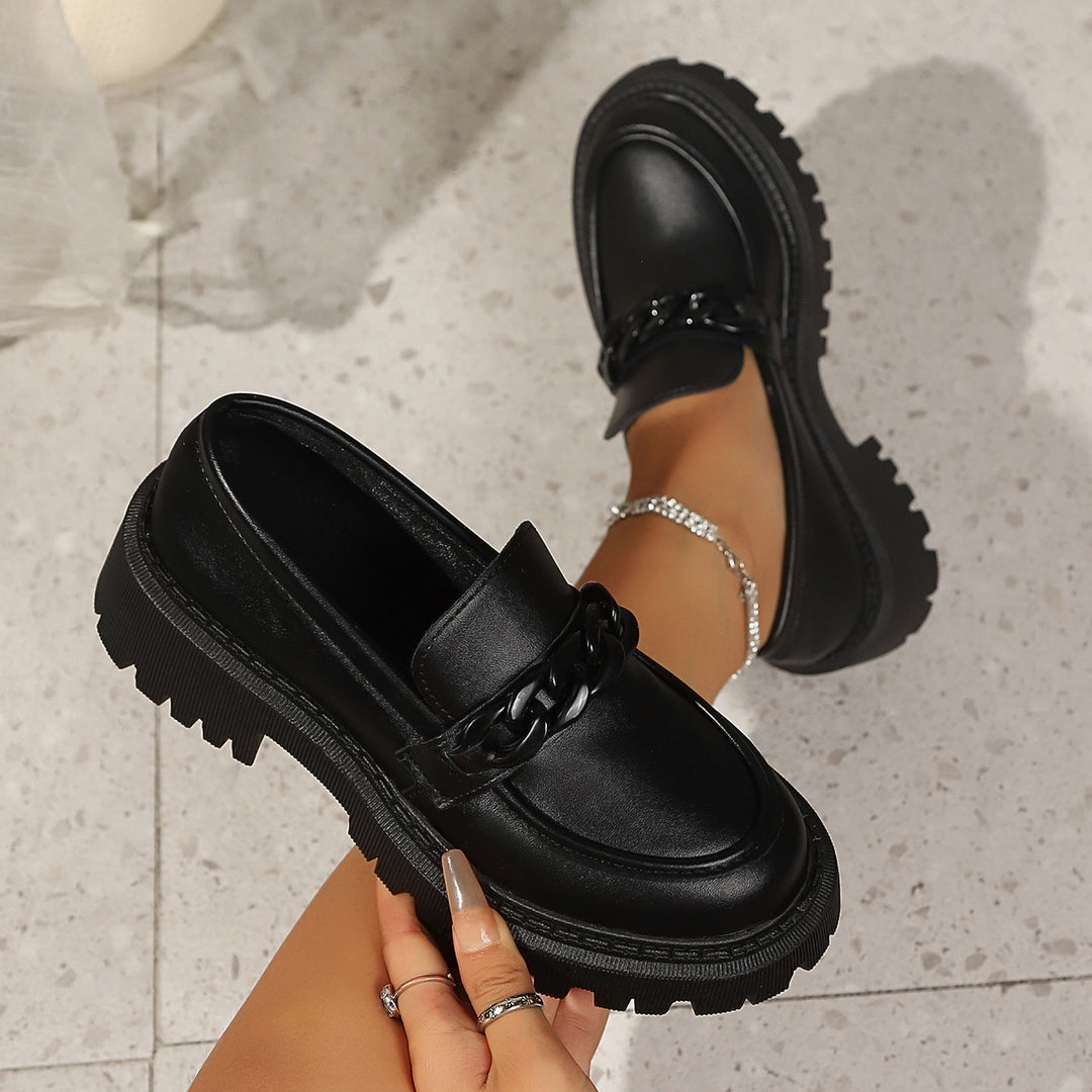 Damen Klobige Lack‑Loafer mit grober Profilsohle und Kettenverzierung Echo Archiv