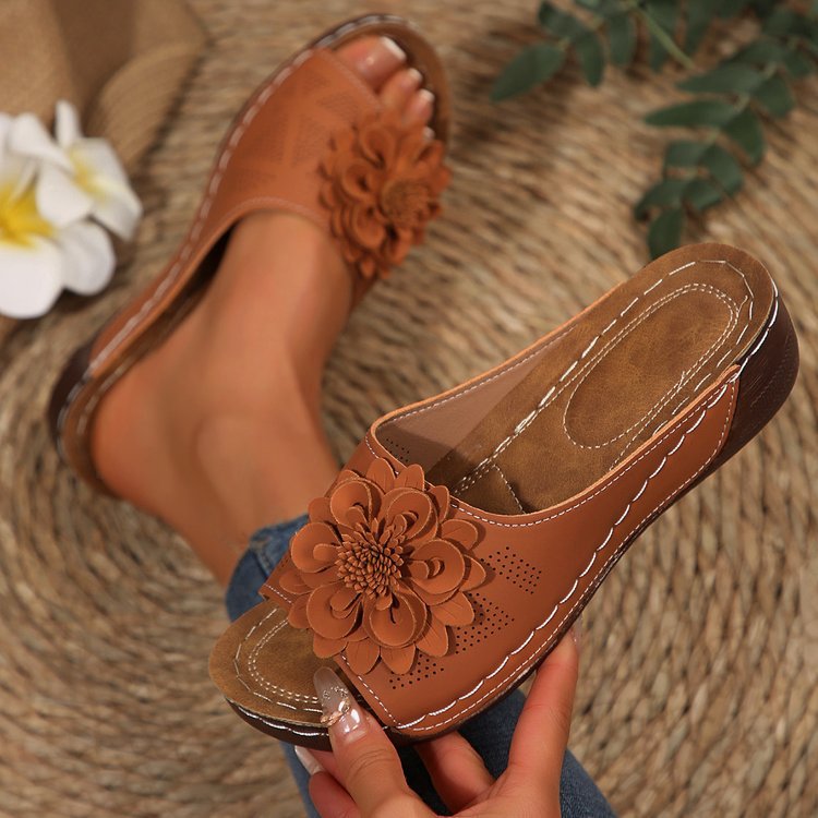 Damen Offene Zehen-Pantoletten mit Blumenapplikation, perforiertem Obermaterial und ergonomischer Keilsohle – Lioré