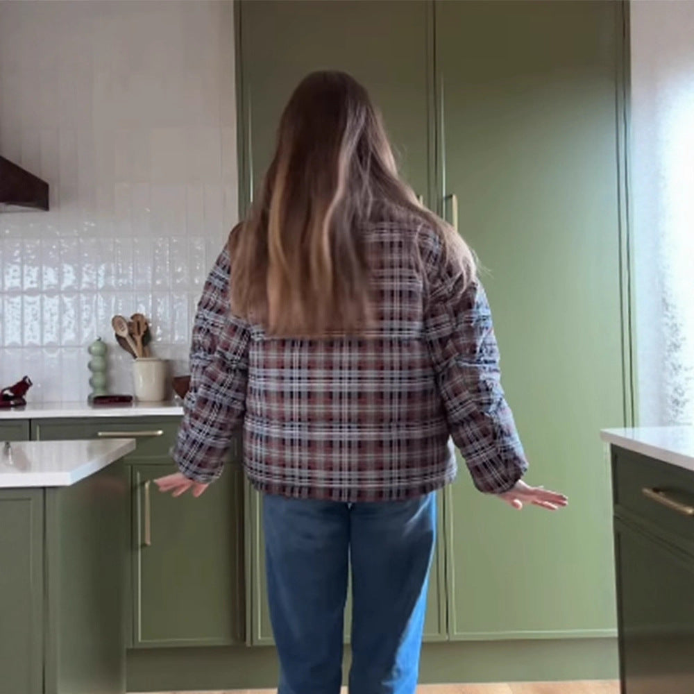 Damen Kurz geschnittene karierte wattierte Boxy-Steppjacke mit integrierter Kapuze und Bindeschal Echoarchiv