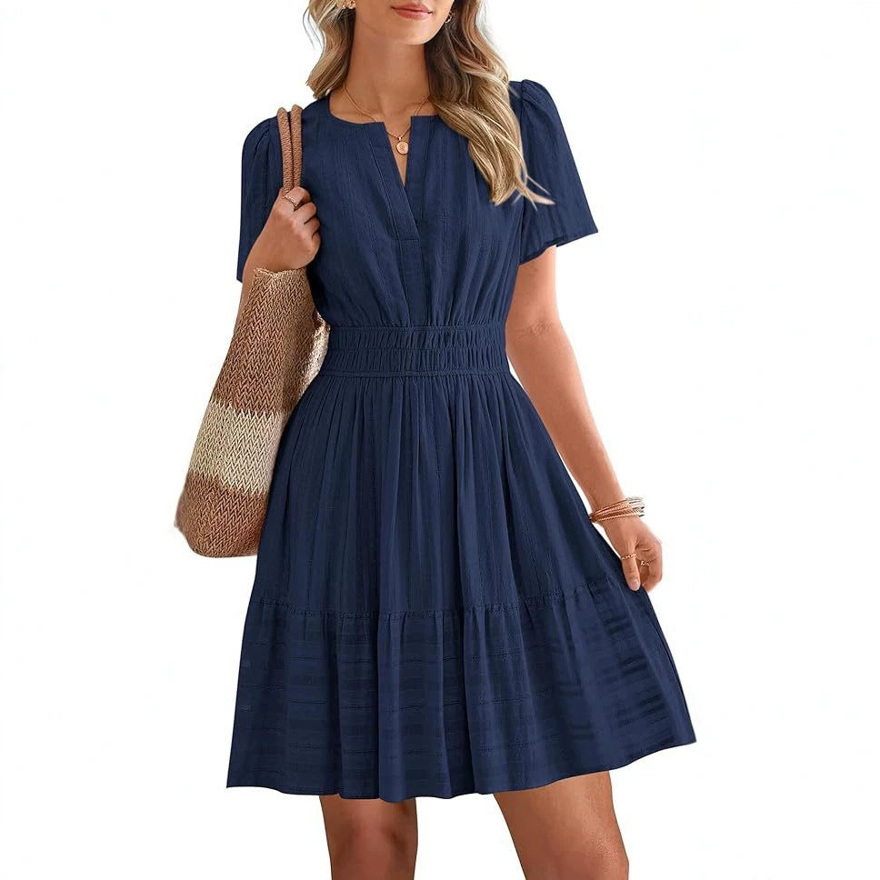 Damen Tailliertes Stufen-Midikleid mit Smokbund, V‑Ausschnitt und Eingrifftaschen Echo Archiv