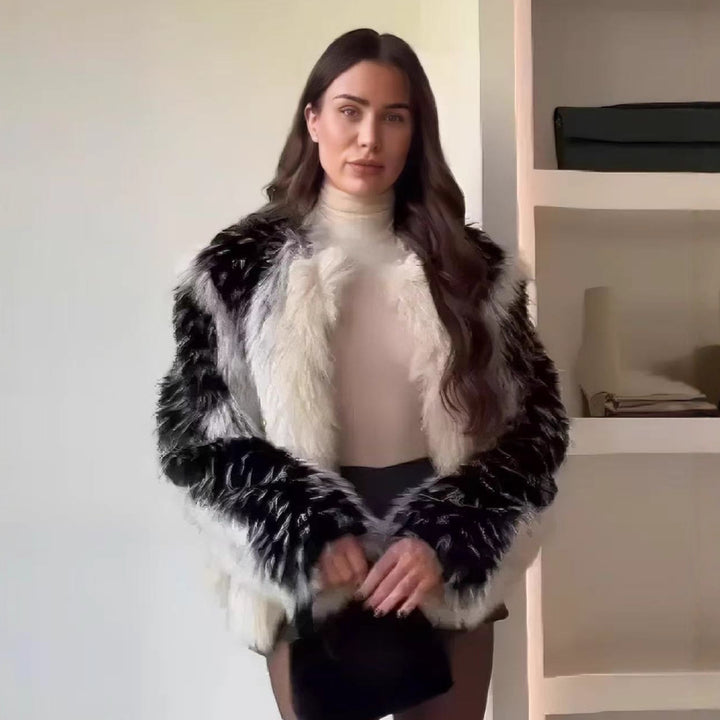 Damen nan kurze Kunstpelzjacke mit kontrastierenden Längsbesätzen und Rundhalsausschnitt Echo Archiv