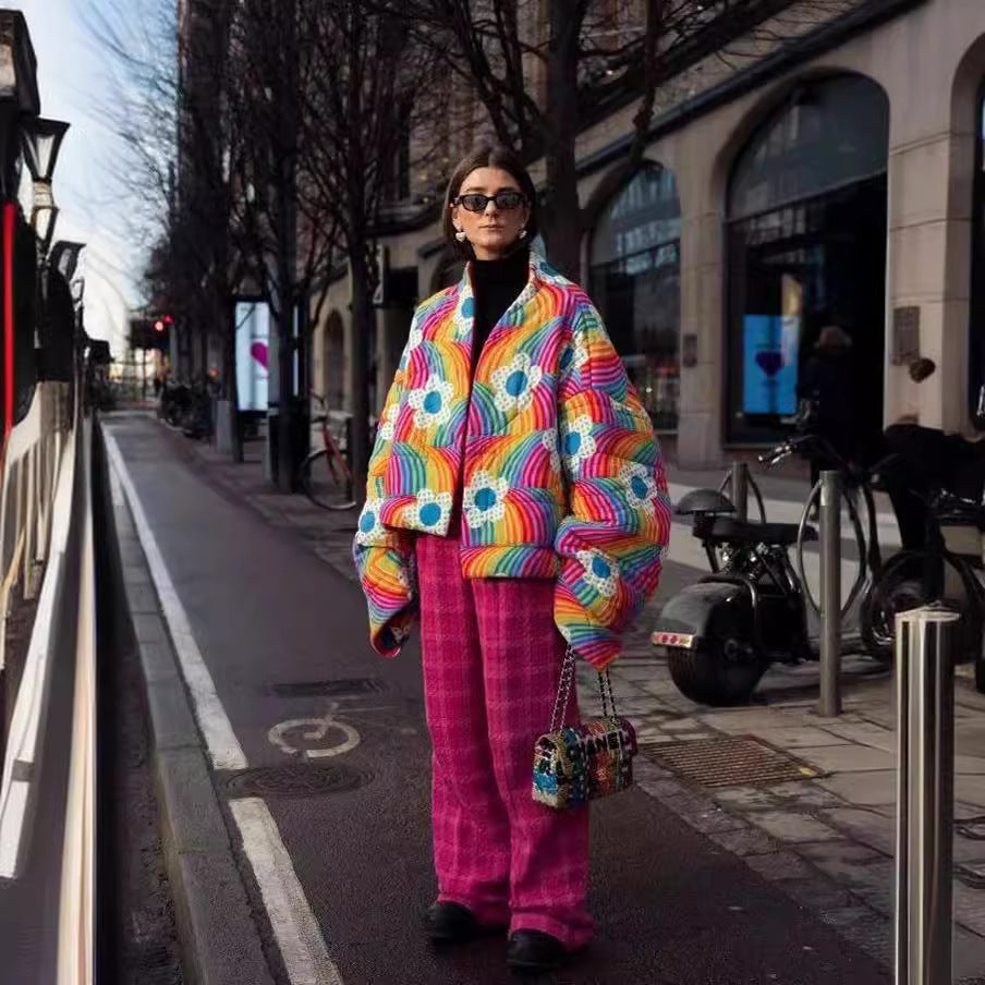 Damen Kurze Oversize-Steppjacke mit bunten Regenbogenstreifen und Blumenapplikation Echo Archiv