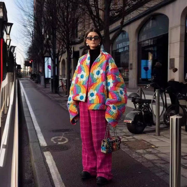 Damen Kurze Oversize-Steppjacke mit bunten Regenbogenstreifen und Blumenapplikation Echo Archiv