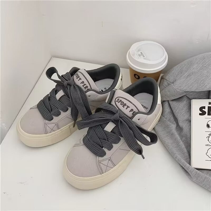 Damen Sportliche Sneakers aus hochwertigem Wildleder mit bequemen Schnürdetails Echo Archiv