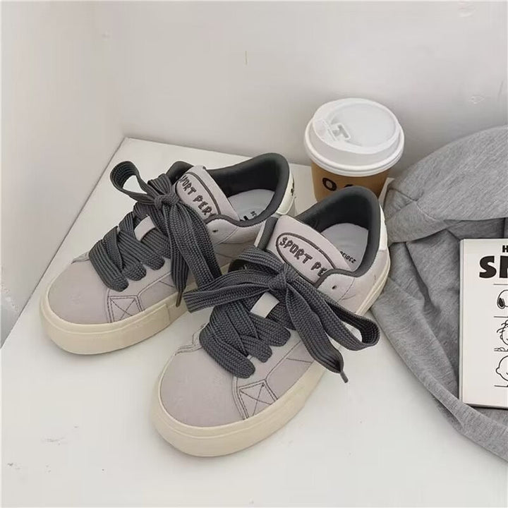 Damen Sportliche Sneakers aus hochwertigem Wildleder mit bequemen Schnürdetails Echo Archiv