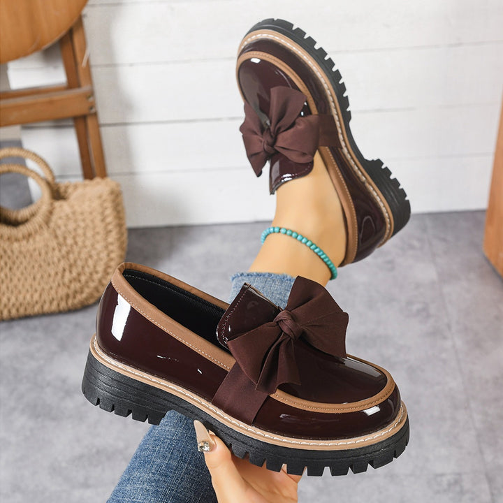Damen Lack-Loafer mit großer Zierschleife und profilierter Gummisohle – Lioré