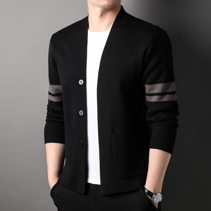 Herren modischer Strickcardigan mit niedrigem Kragen und dekorativen Streifen Echoarchiv