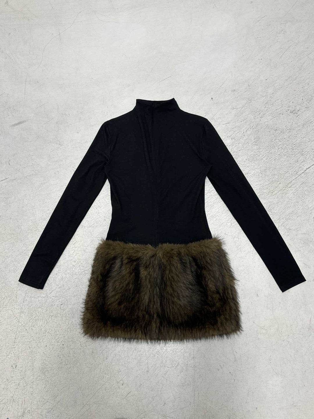 Damen Tailliertes Longsleeve mit Stehkragen, Reißverschluss und Kunstfellsaum Echo Archiv