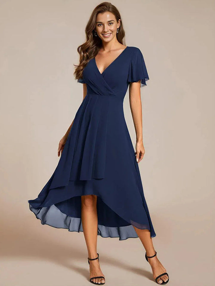 Damen elegantes Midikleid mit fließendem Stoff und asymmetrischen Ärmeln Echoarchiv