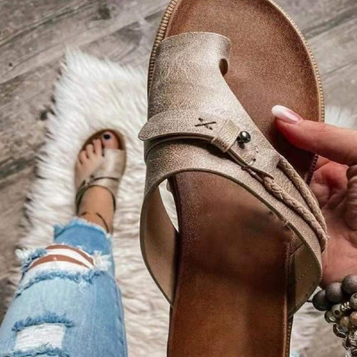 Damen Zehensteg-Sandale mit verstellbarem Riemen und ergonomischem Fußbett – Sorelia