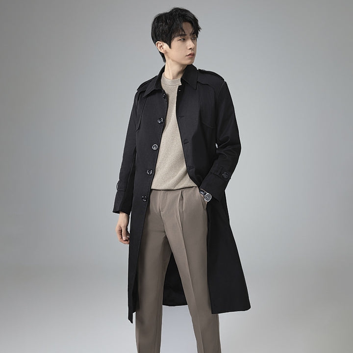 Herren Trenchcoat mit Taillengürtel, Schulterklappen und klassischer Knopfleiste Echoarchiv