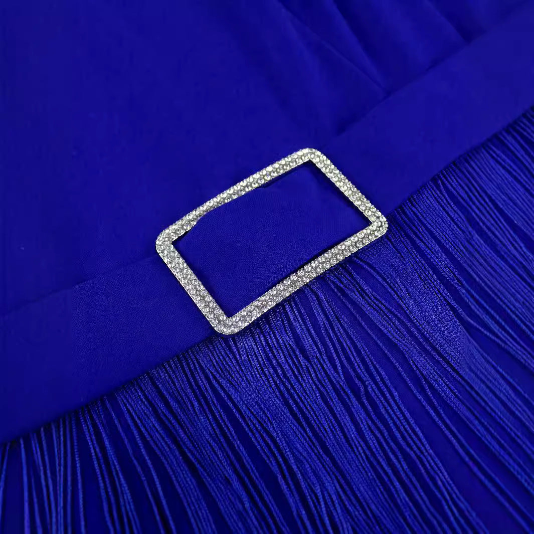 Damen Glamouröses Abendkleid mit voluminösen Rüschenschultern und Fransen Echo Archiv