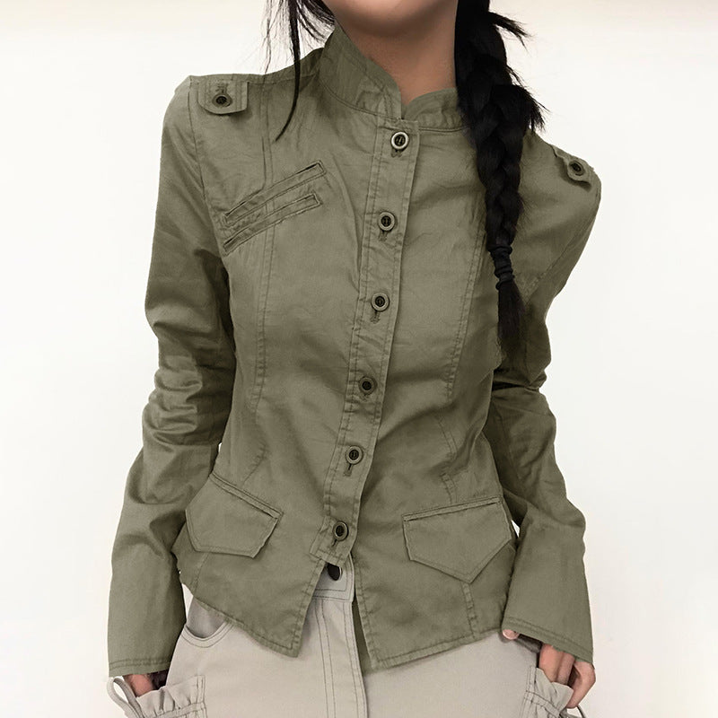 Damen nan taillierte Utility‑Militärjacke mit Stehkragen, Schulterpatten und aufgesetzten Pattentaschen Echo Archiv