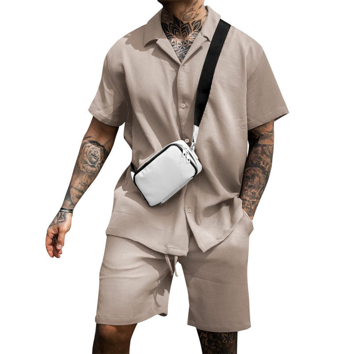 Herren lässiges Kurzarmhemd mit stylischem Schnitt und dazu passenden Shorts Echoarchiv