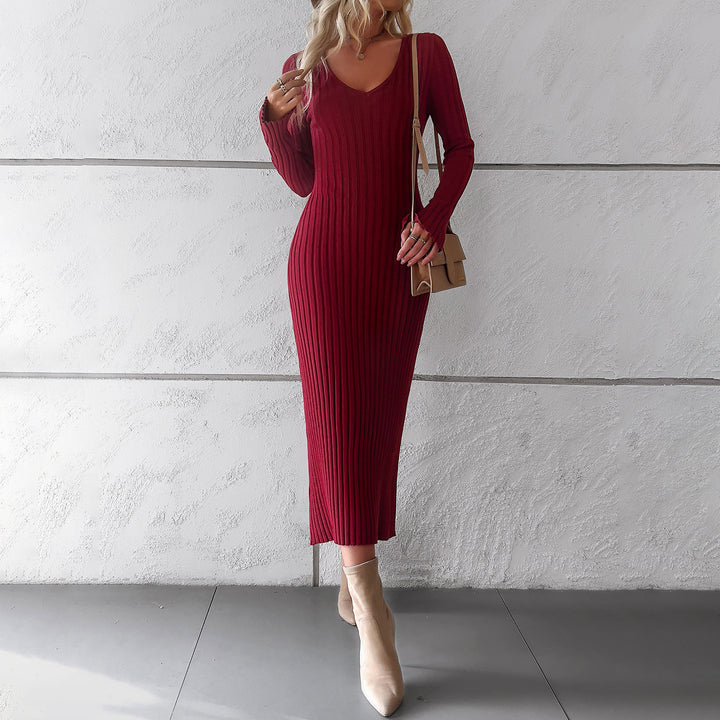 Damen tailliertes Rippstrick-Midikleid mit tiefem V-Ausschnitt, figurformender Nahtführung und langen Ärmeln – Élara