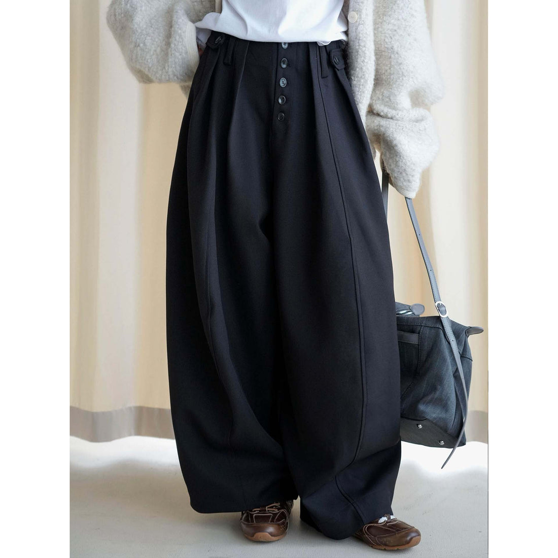 Damen weite Hose mit hoher Taille und dekorativer Knopfleiste Echoarchiv