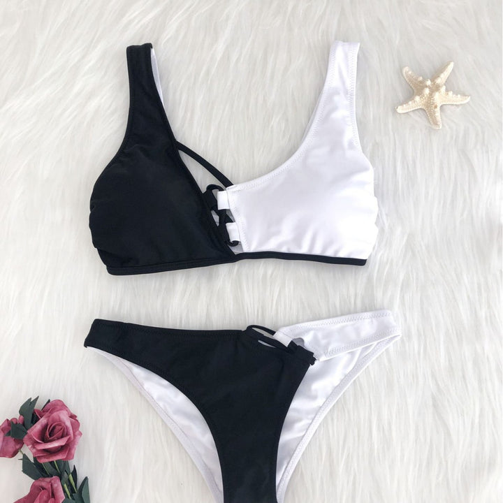 Damen Hochmodernes Bikini-Set mit asymmetrischem Schnitt und Schnürdetails Echo Archiv