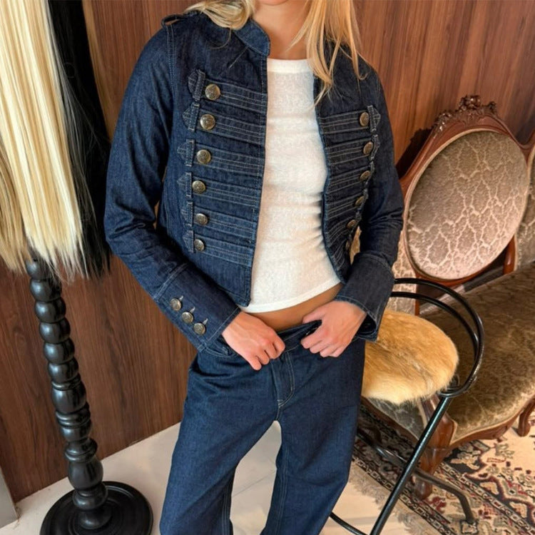Damen Militärisch inspirierte taillierte Kurzjacke mit Zierfalten und Metallknöpfen Echoarchiv