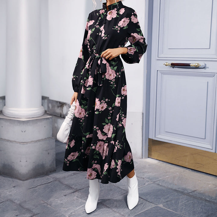 Damen Maxikleid mit Stehkragen, Blumenprint, Taillengürtel und Volantstufe Echoarchiv