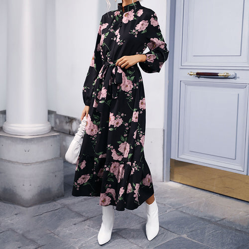 Damen Maxikleid mit Stehkragen, Blumenprint, Taillengürtel und Volantstufe Echoarchiv