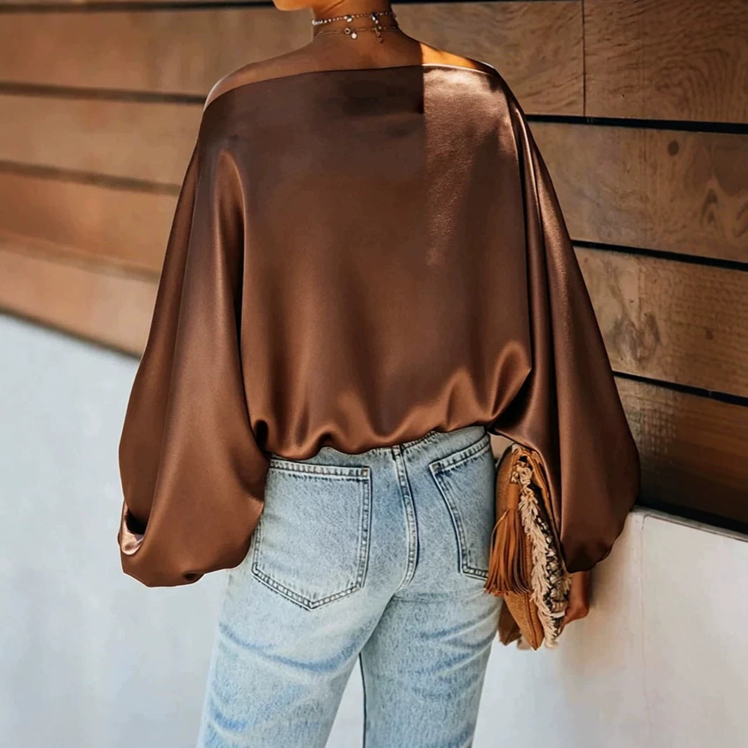 Damen Satinbluse mit asymmetrischem Carmen-Ausschnitt und weiten Fledermausärmeln – Élovi