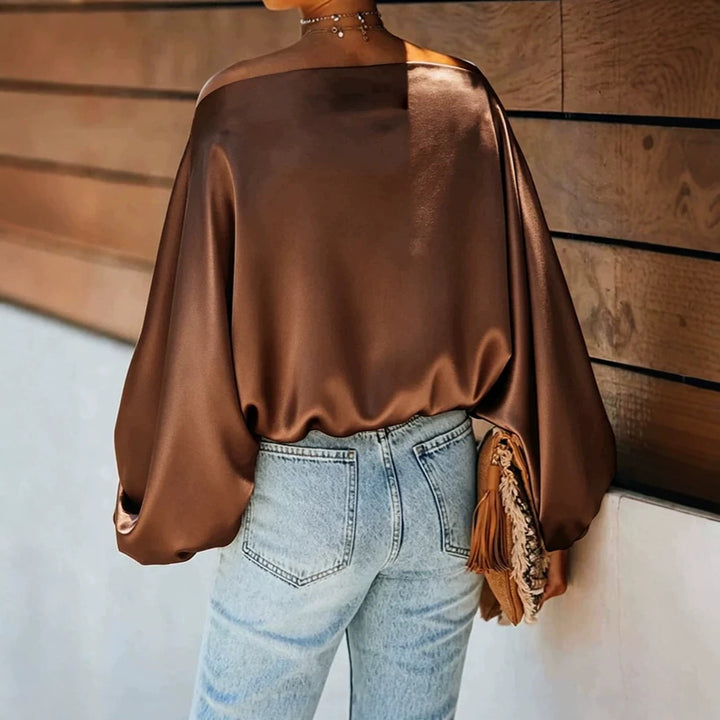 Damen Satinbluse mit asymmetrischem Carmen-Ausschnitt und weiten Fledermausärmeln – Élovi