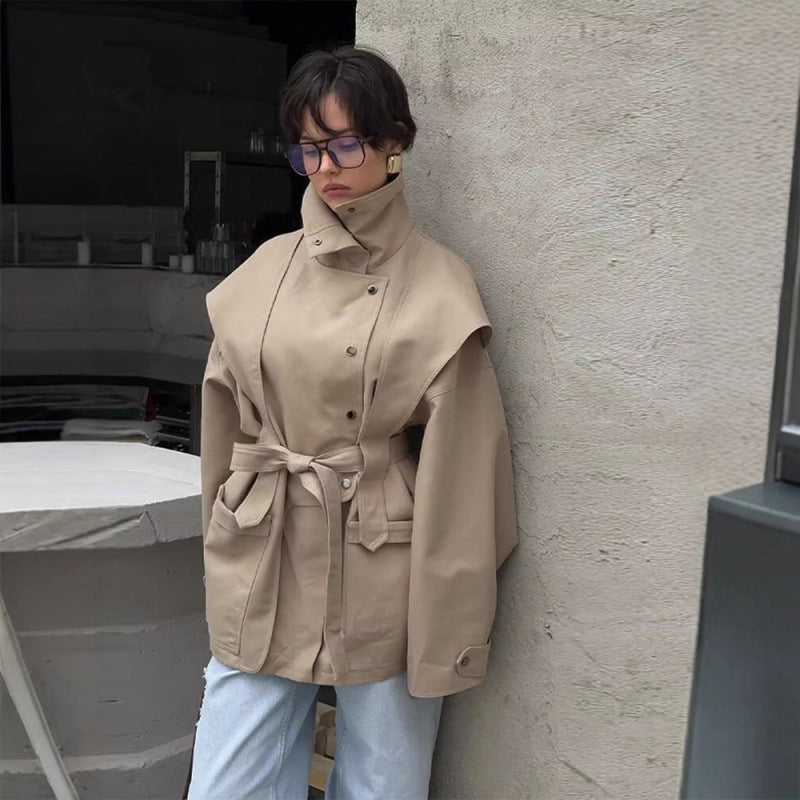 Damen 10+ taillierte Kurzjacke mit Schultercape, Stehkragen und Bindegürtel Echo Archiv