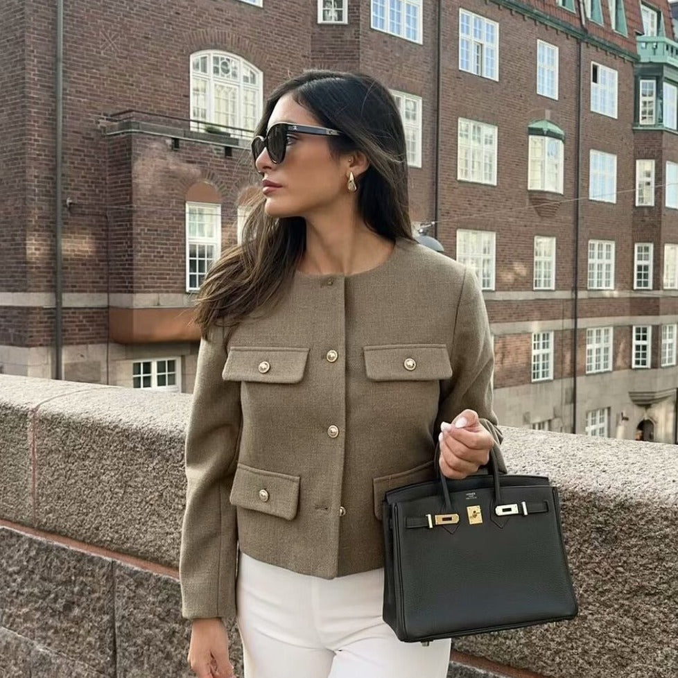 Damen Bouclé-Cropped-Jacke mit vier Pattentaschen und goldenen Schmuckknöpfen Echo Archiv