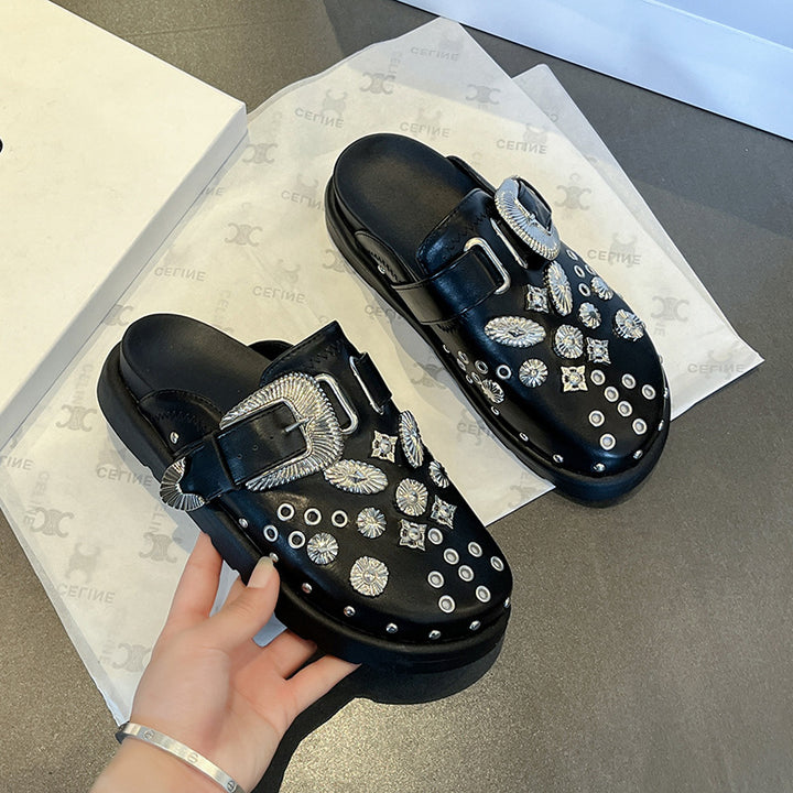 Damen Leder-Plateau-Mules mit Zierösen und dekorativer Schnallen-Applikation – Avérine