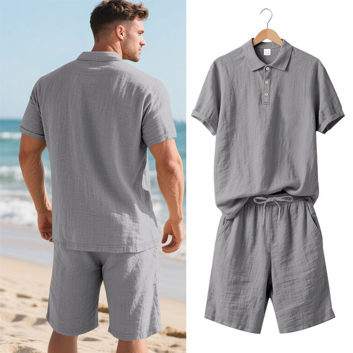 Herren Freizeit-Outfit mit Polohemd und kurzen Hosen Echoarchiv