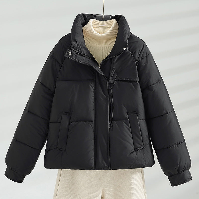 Damen kurze wattierte Boxy-Jacke mit hohem Stehkragen, Kordelbrustzug und schrägen Pattentaschen – Célinea