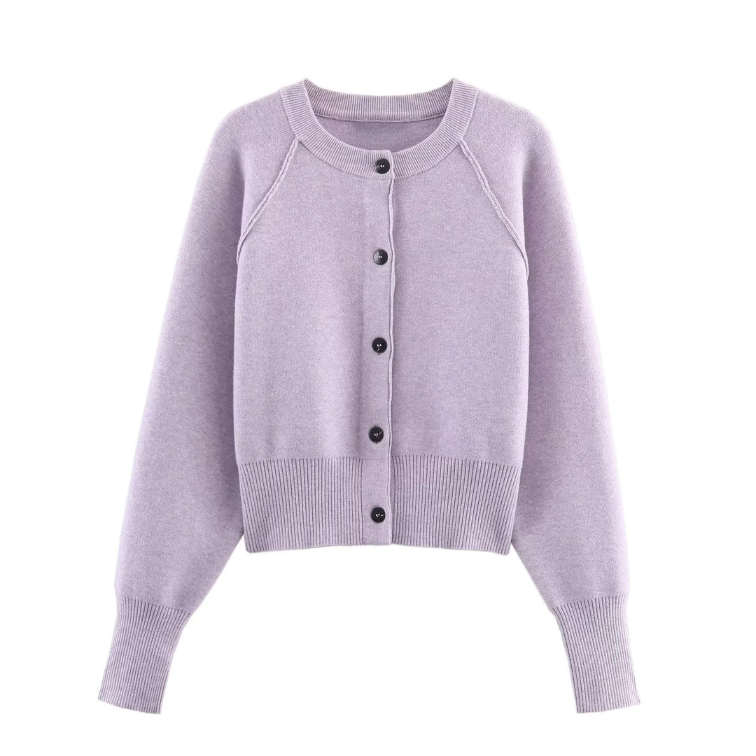 Damen kurze Knopfstrickjacke mit Raglanärmeln, breitem Rippbund und verlängerten Ärmelbündchen – Célinea