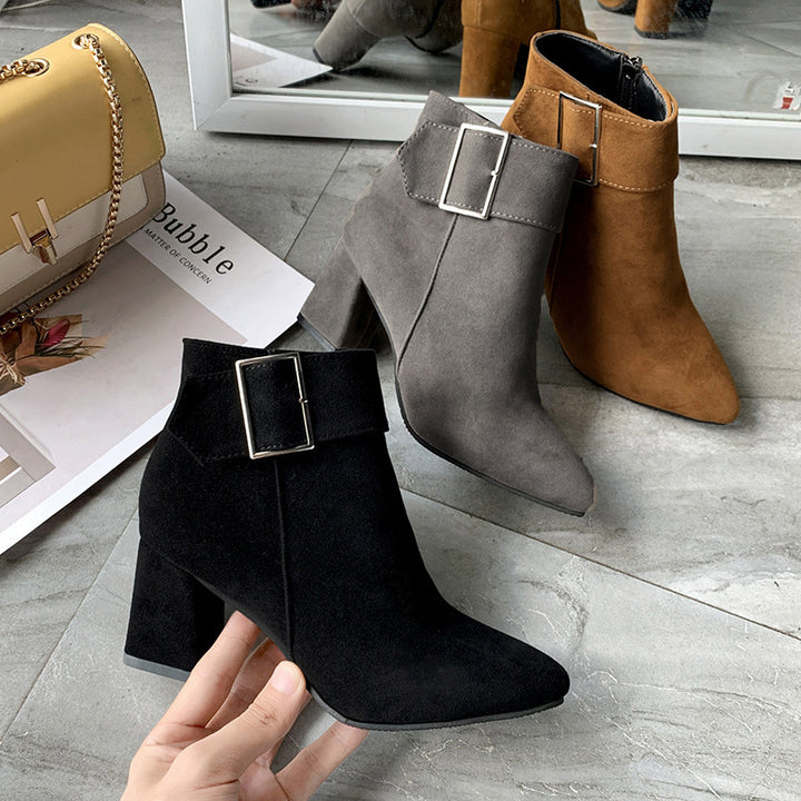 Damen nan elegante Wildlederoptik Stiefelette mit mittelhohem Blockabsatz und breitem Schnallenriemen Echo Archiv